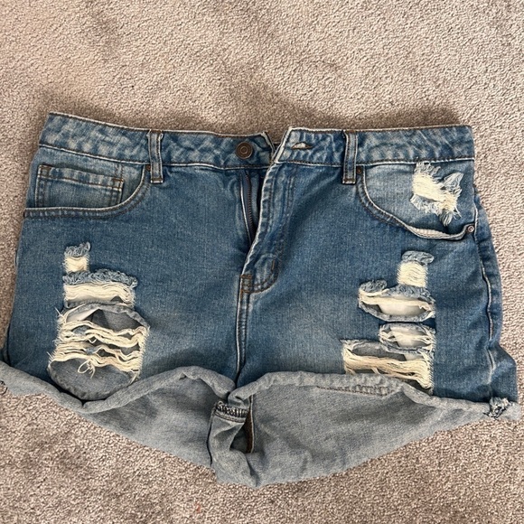 Cali  | Ripped Denim Shorts | Size 11 [113] - Picture 3 of 5